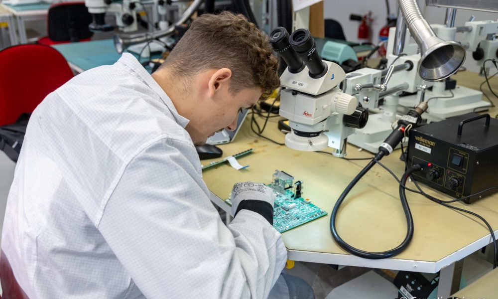 Plateau technique de l'ESTI consacré à l'étude et à la conception de systèmes électroniques.