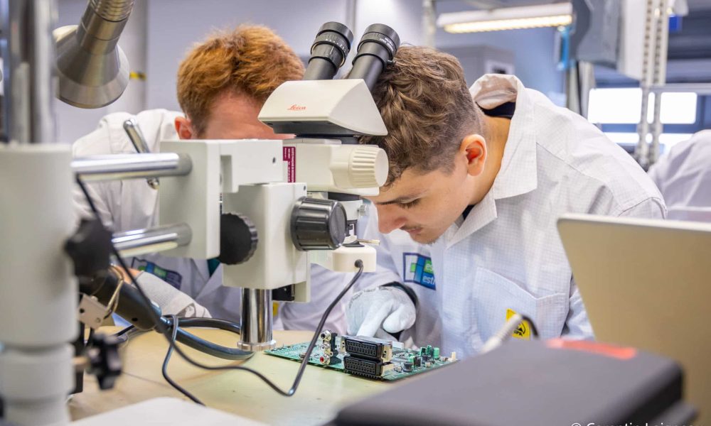 Plateau technique de l'ESTI consacré à l'étude et à la conception de systèmes électroniques.