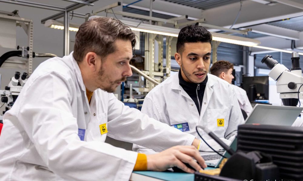 Étudiants de l'ESTI travaillant sur des équipements électroniques dans le cadre de leur formation.