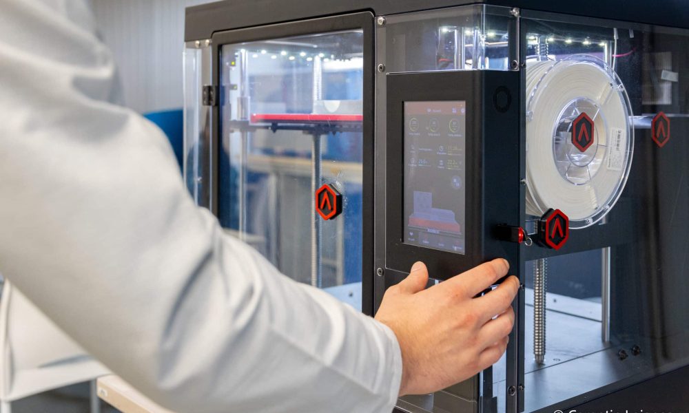 Équipements techniques de la plateforme électronique utilisés par les étudiants de l'ESTI.