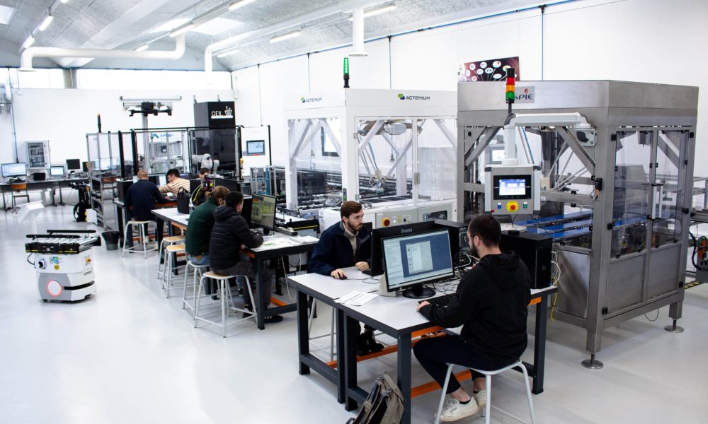 Étudiants de l'ESTI réalisant des travaux pratiques sur la plateforme électronique de l'école.